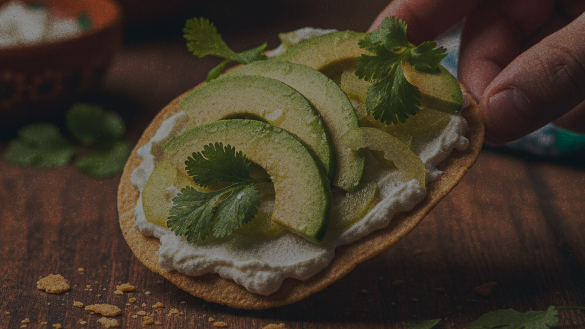 Tostadas de jocoque ranchero con aguacate y chilacayote