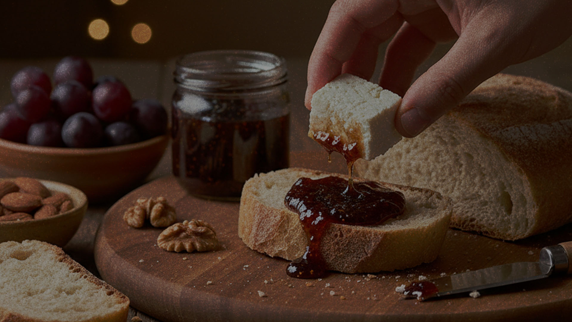 Tabla de quesos con adobera de mesa, frutos secos y mermelada de higo