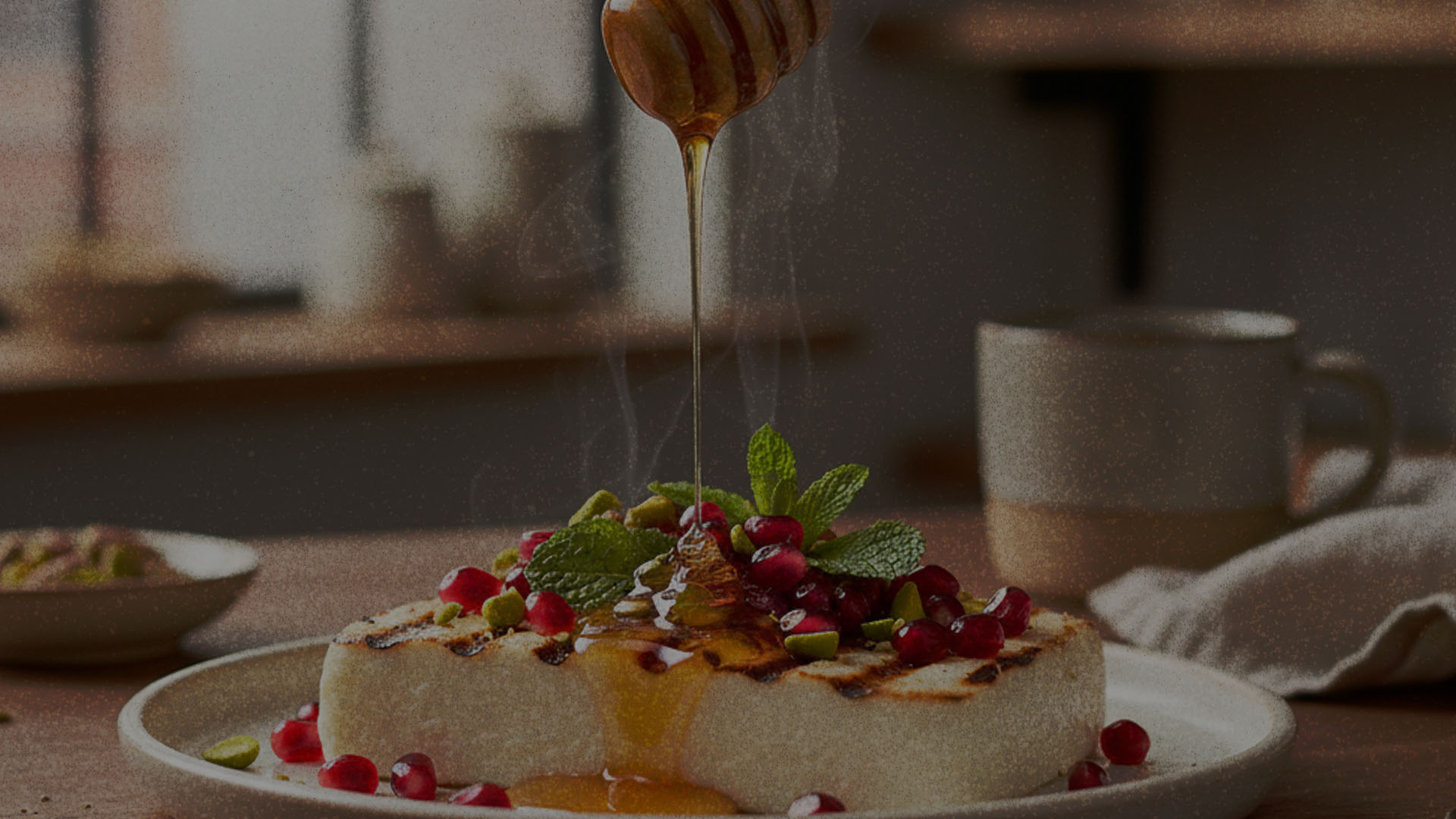 Panela a la plancha con miel, pistachos y granada