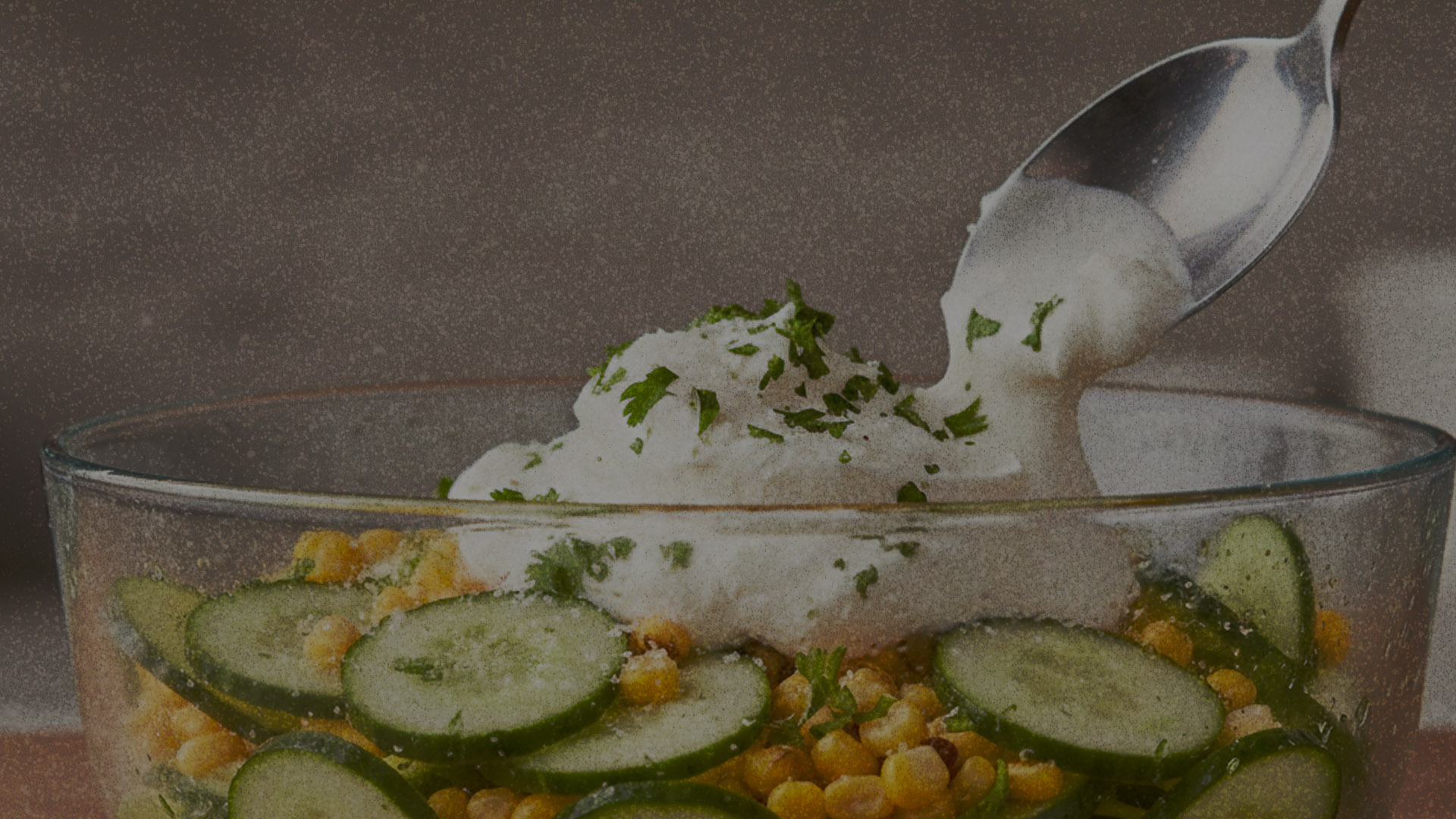 Ensalada de pepino, elote y jocoque ranchero