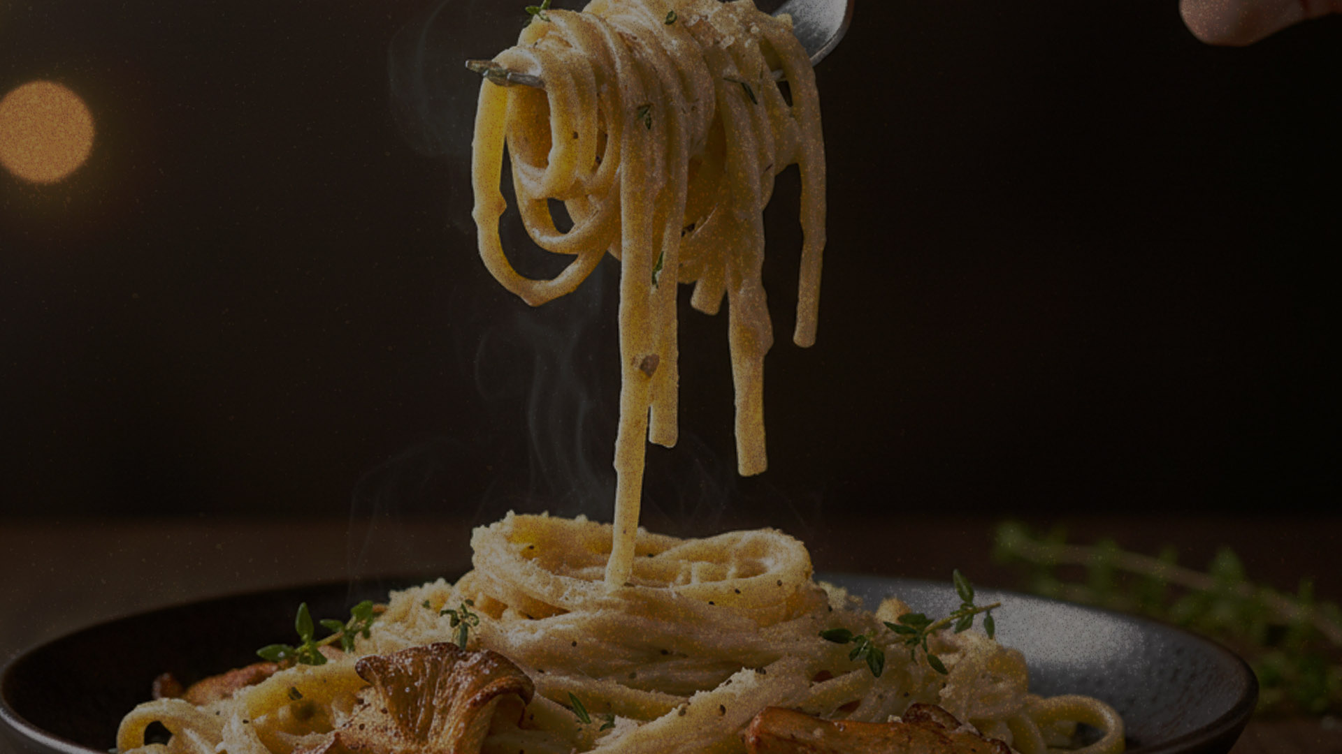 Pasta cremosa con nata de leche, champiñones y tomillo