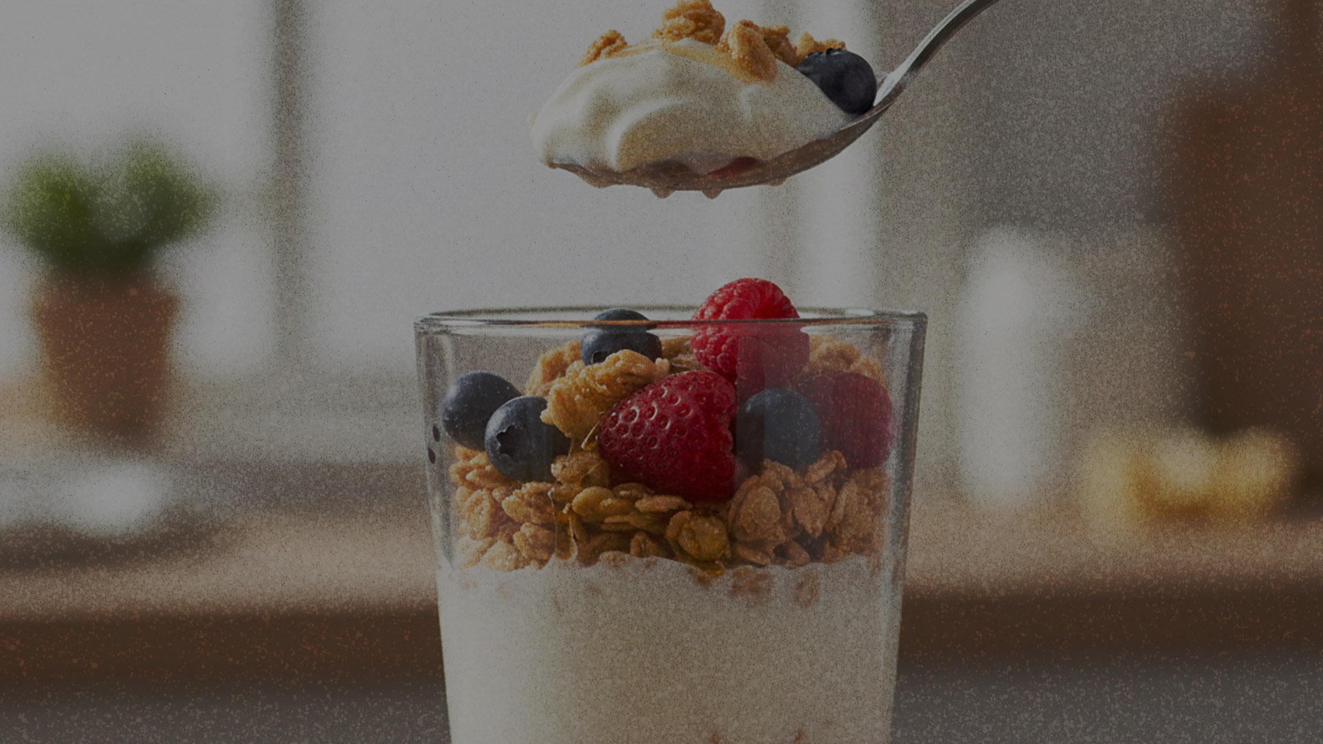 Parfait de yogurt natural con granola casera y frutos rojos